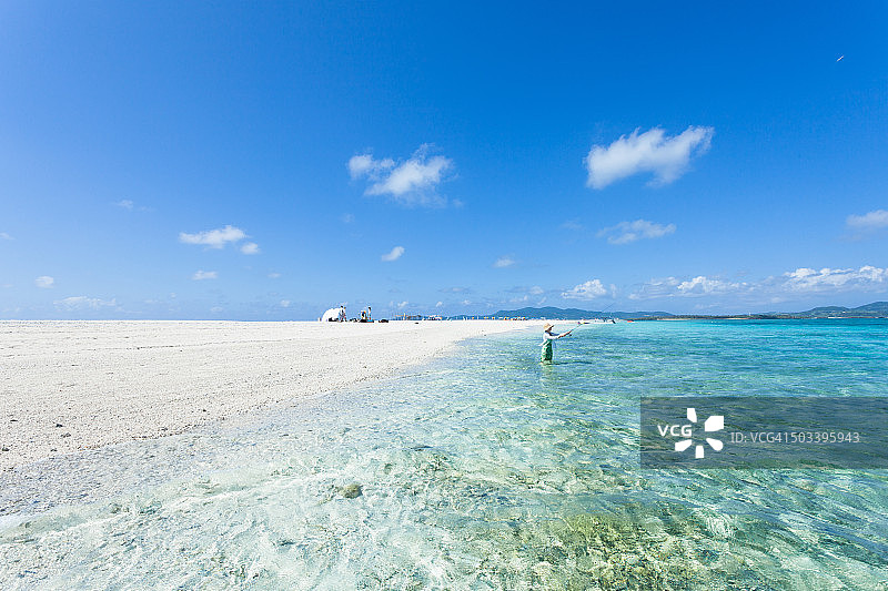 在日本最长的珊瑚礁周围进行热带钓鱼活动图片素材