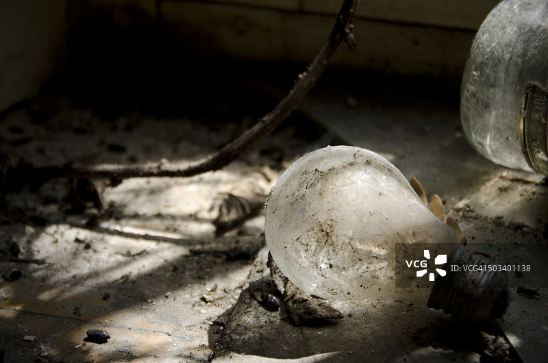 布满灰尘的古老灯泡图片素材