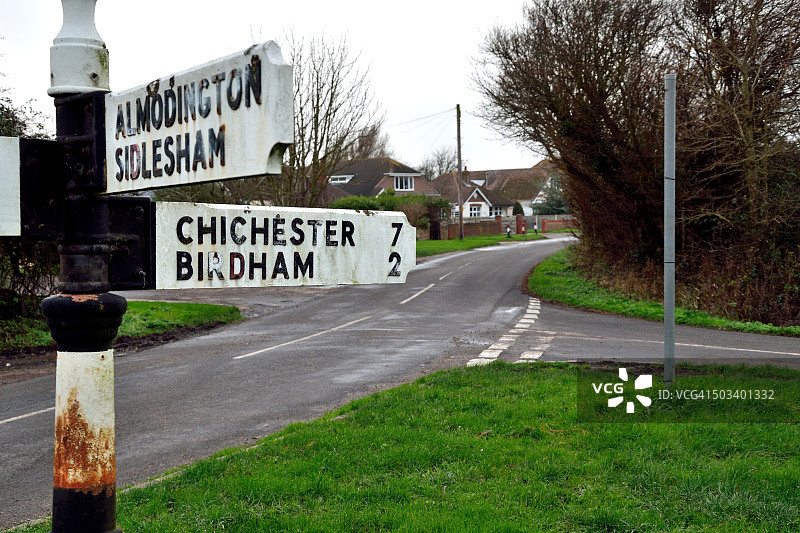 乡村道路标志选择图片素材