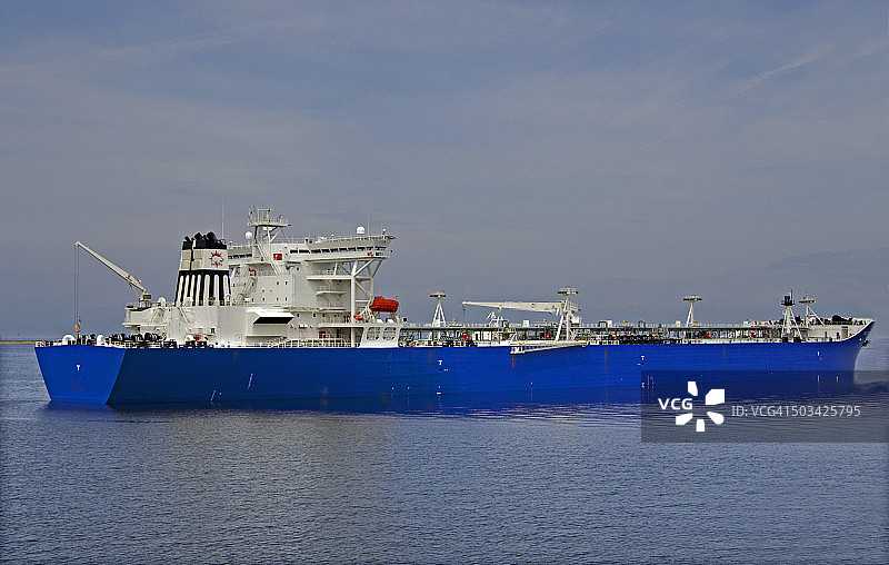 海洋中的货船图片素材