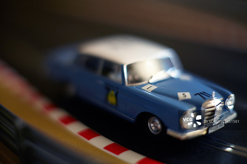 轨道上的赛车图片素材