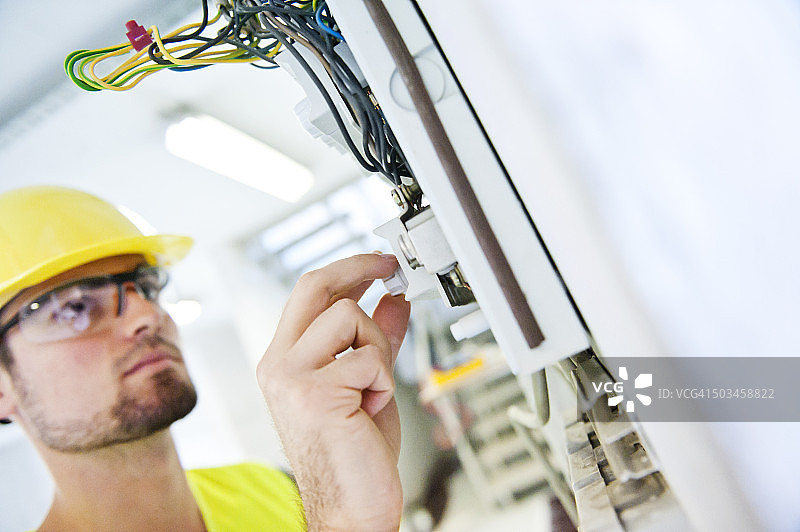 更换旧保险丝图片素材