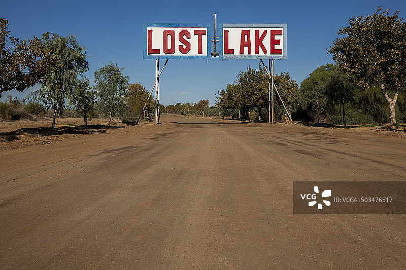 通往迷失湖的路图片素材