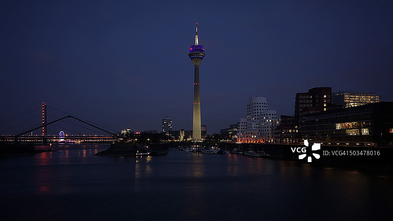 夜间媒体港口图片素材