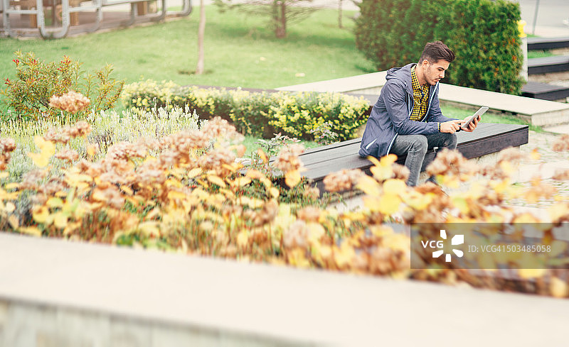 男人使用平板电脑图片素材