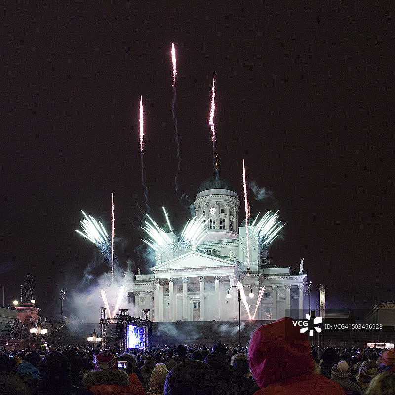 赫尔辛基参议院广场的新年夜庆祝活动图片素材