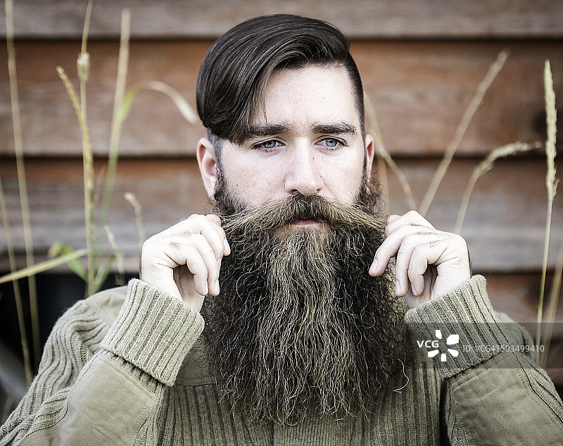 留胡须的男人捻胡须肖像图片素材