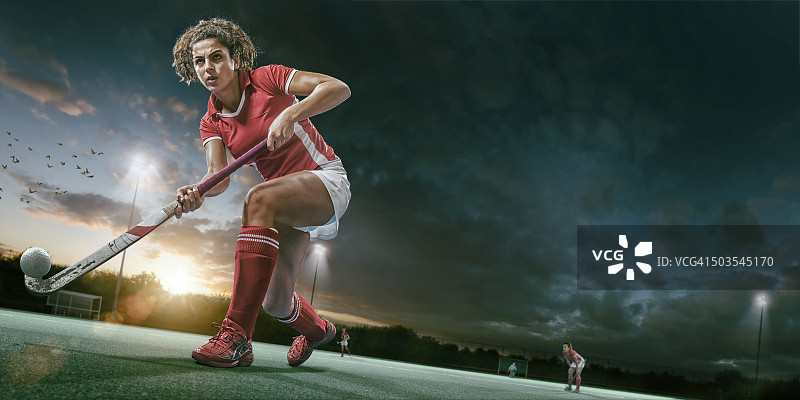 曲棍球比赛中运动的曲棍球运动员图片素材