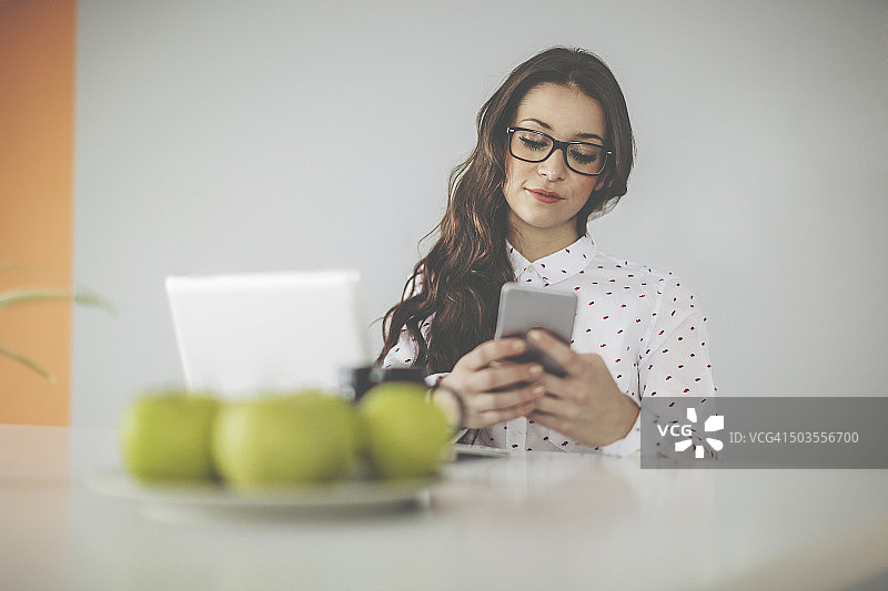 年轻女子工作场景图片素材