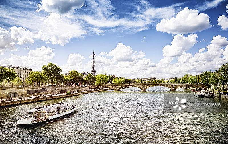 巴黎塞纳河畔的九月午后图片素材