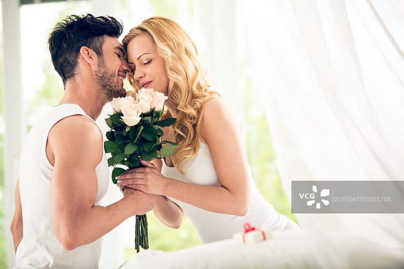 情侣与玫瑰花束图片素材