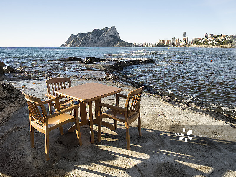 海岸附近酒吧露台的桌椅图片素材