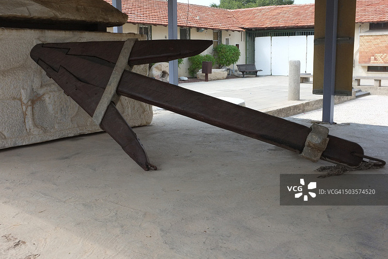 在阿什凯隆海滩发现的古董木制锚图片素材