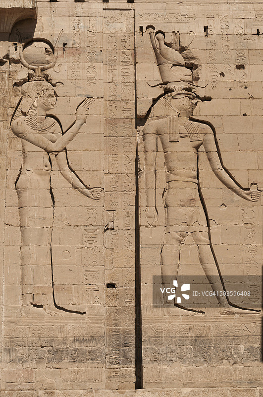 菲莱伊西斯神庙中伊西斯和荷鲁斯的浮雕图片素材