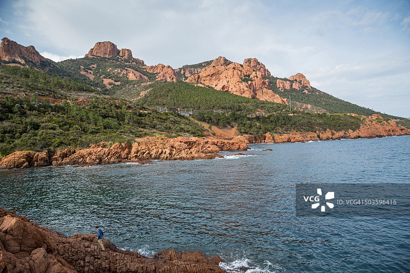 在法国里维埃拉欣赏风景的游客图片素材