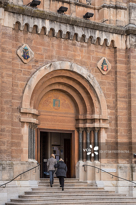 两人走进教堂图片素材