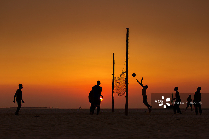 日落时分的沙滩排球剪影图片素材