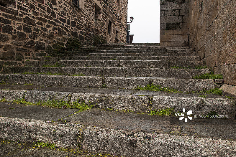 中世纪村庄街道的楼梯，萨莫拉省普埃布拉·德·萨纳夫里亚图片素材