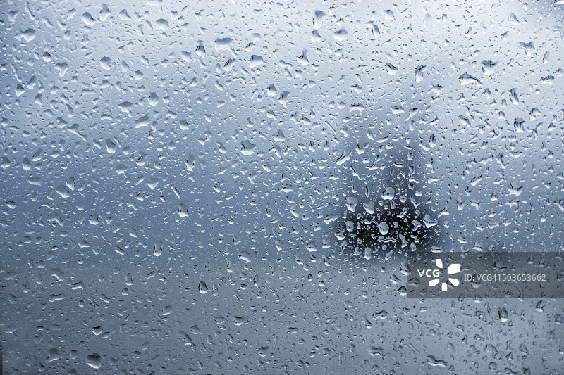 雨天窗户上的雨滴图片素材