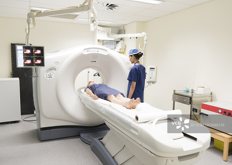 放射科医生在医院的CAT扫描仪中观察病人图片素材