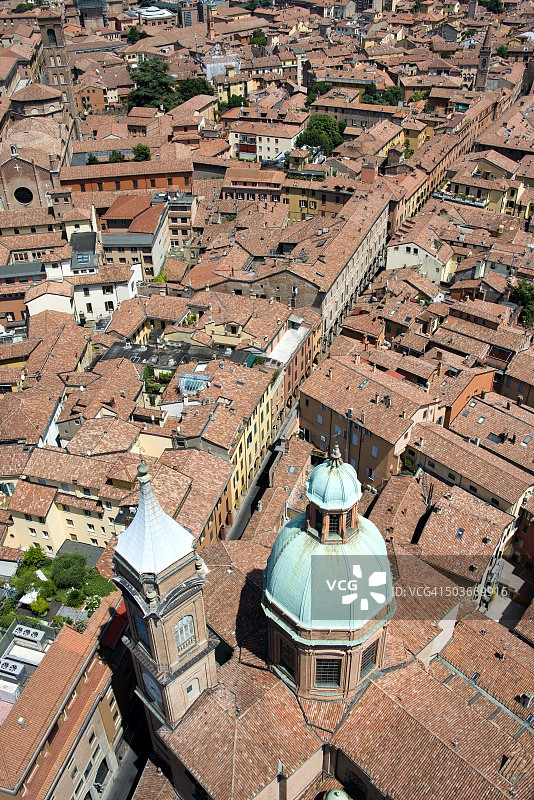 博洛尼亚市中心圣巴托洛梅奥和圣加埃塔诺教堂的钟楼图片素材