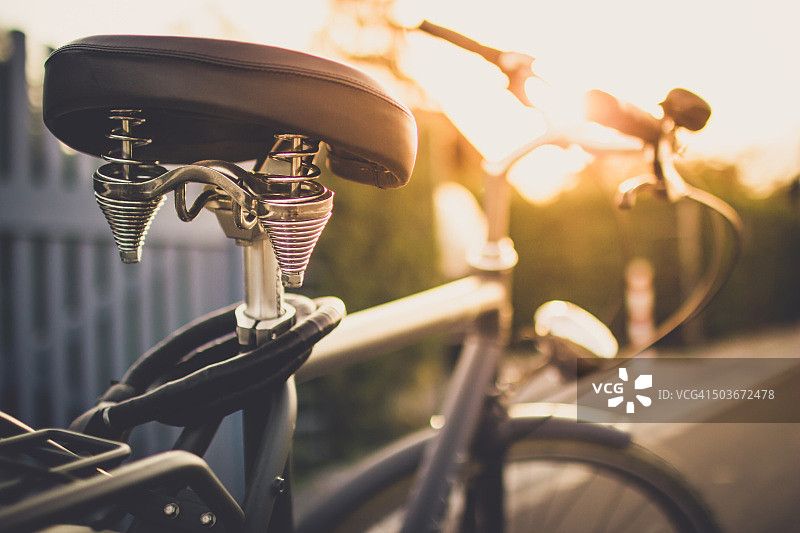 阳光背景下的经典自行车座图片素材