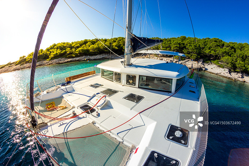 小而美丽的海湾中的双体船图片素材