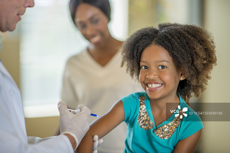 勇敢打针的小女孩图片素材