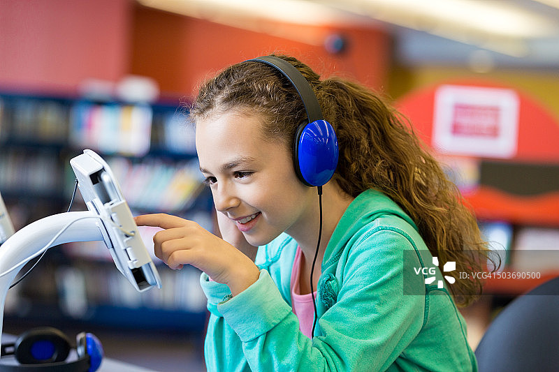 小学生在图书馆使用现代科技图片素材