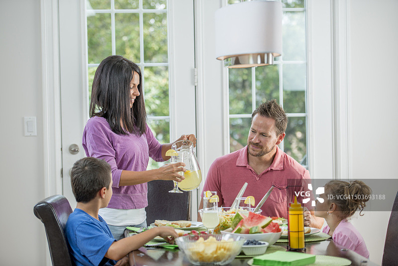 家庭聚餐图片素材