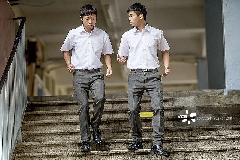 在户外讨论的学生图片素材