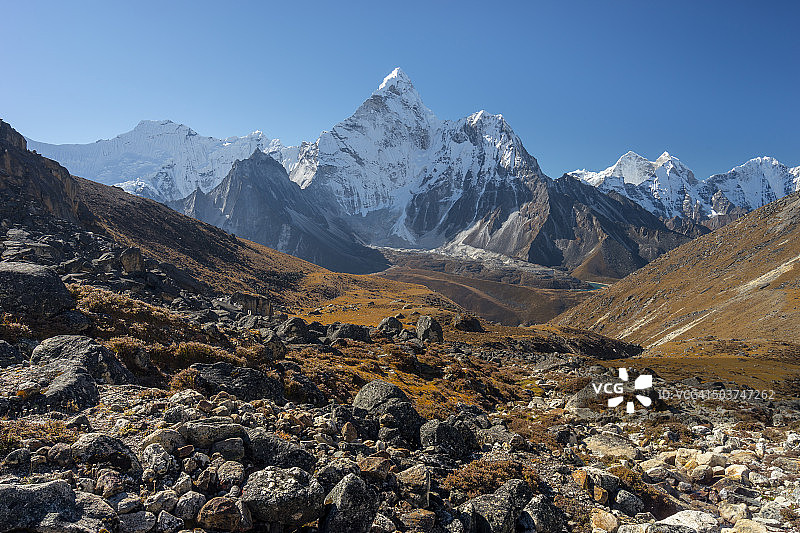 从Kongma La山口拍摄的阿玛达布拉姆山峰图片素材