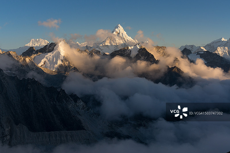 从卡拉帕塔看到的阿玛达布拉姆峰图片素材