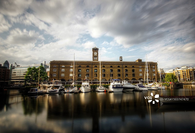 伦敦圣凯瑟琳码头：历史建筑与停靠船只长曝光图片素材