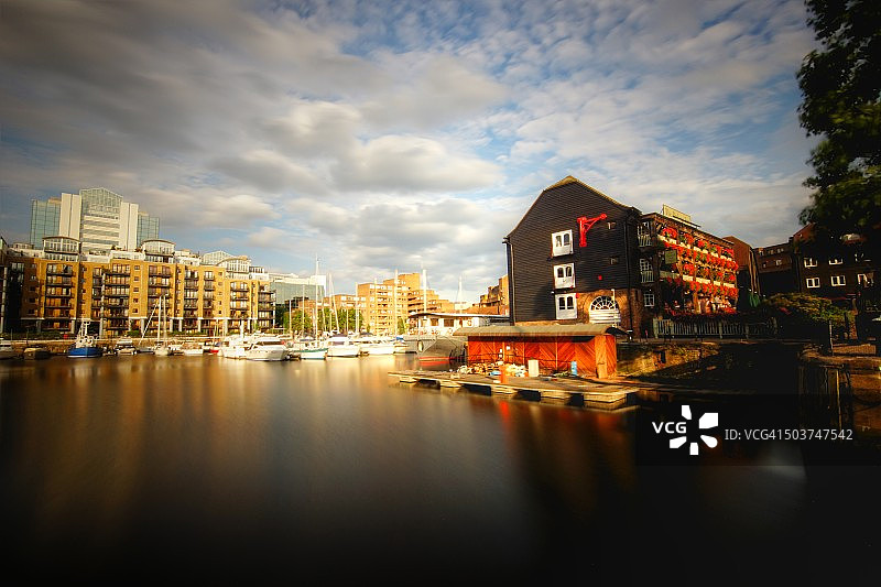 伦敦圣凯瑟琳码头：历史建筑与停靠船只长曝光图片素材