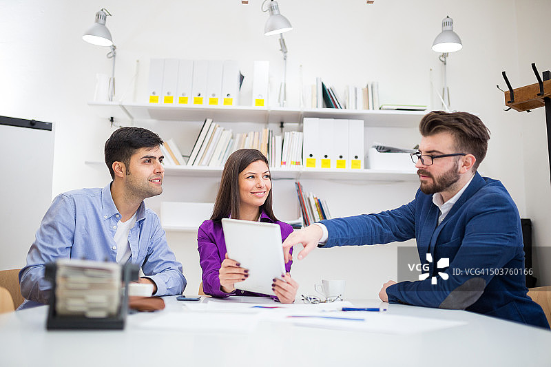 办公室里的教授和学生图片素材
