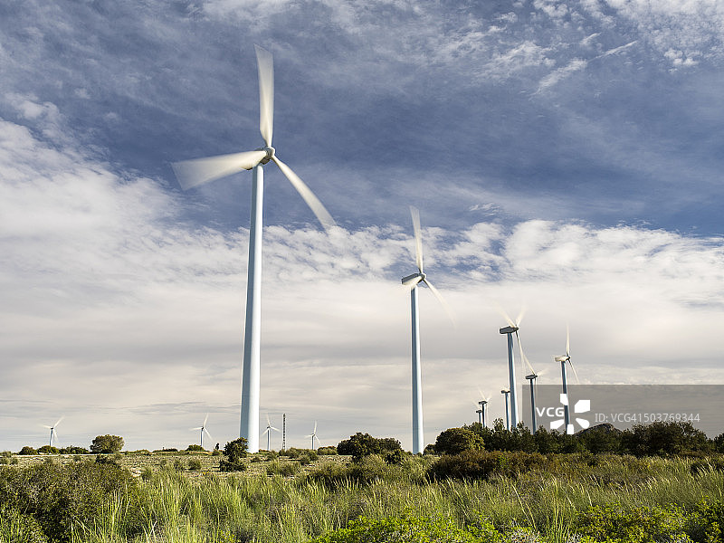 山顶上的风力发电机图片素材