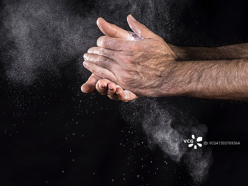 运动男人手上涂抹滑石粉图片素材