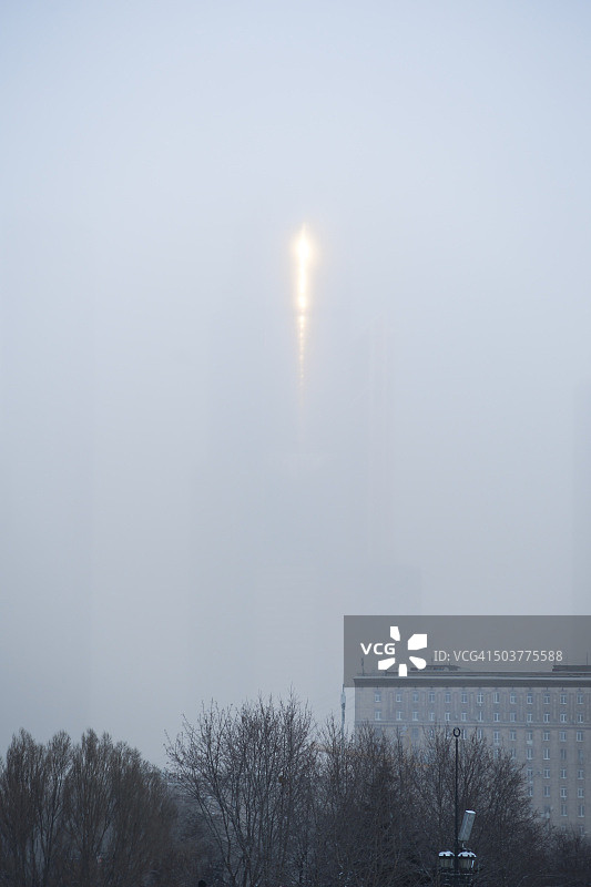 莫斯科联邦大厦的冰冷傍晚日落倒影图片素材