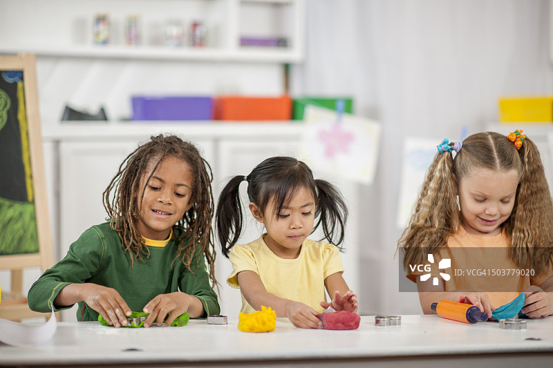 在课堂上玩泥土图片素材