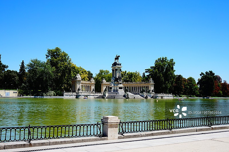 西班牙马德里丽池公园阿方索十二世国王纪念碑图片素材