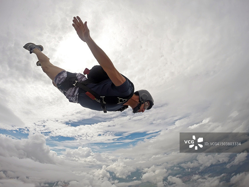 快速跳伞的跳伞运动员图片素材