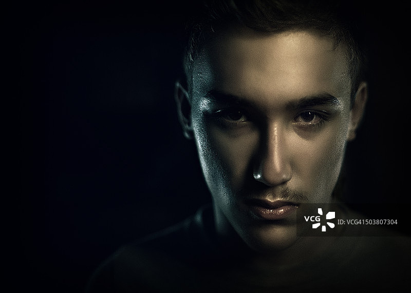 青少年的深色肖像图片素材