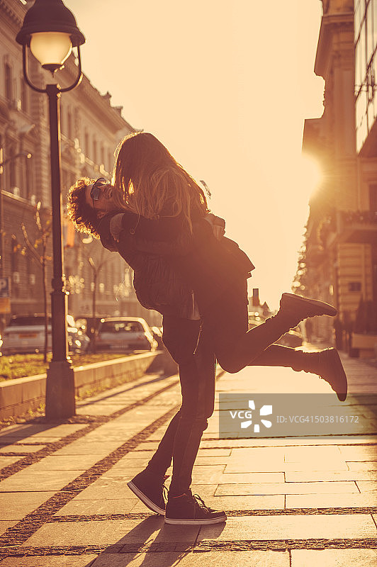 街头相拥的年轻情侣图片素材