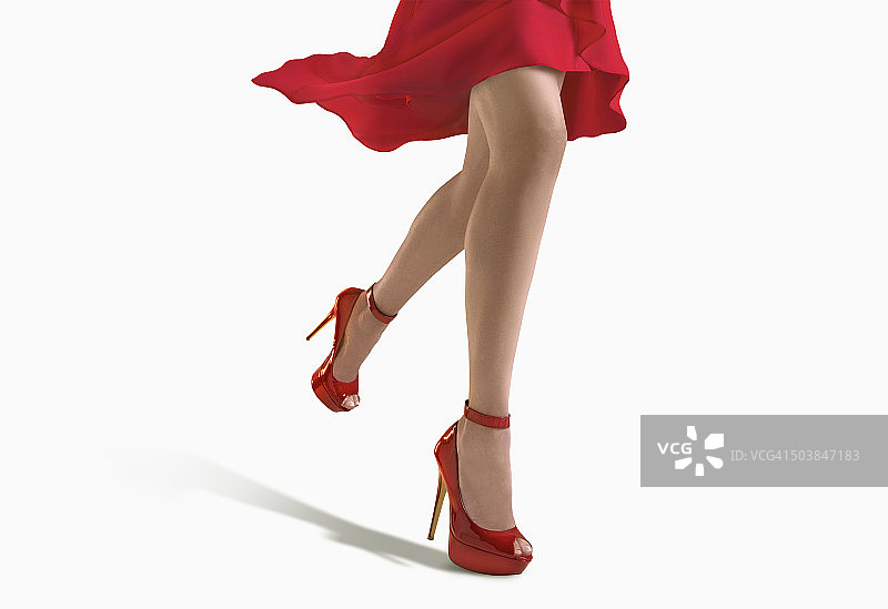 穿红色连衣裙和高跟鞋的女人图片素材
