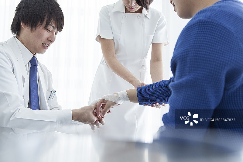 受伤部位包扎的患者图片素材