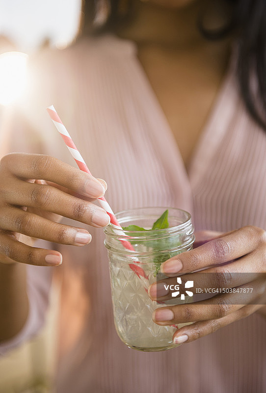 混血女人喝鸡尾酒图片素材