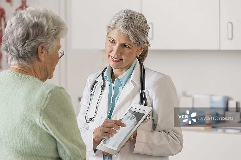 白人医生和病人在办公室使用平板电脑图片素材