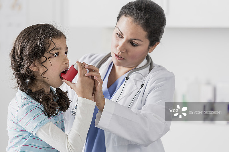 医生在办公室帮助患者使用吸入器图片素材