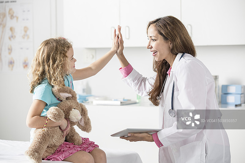 医生和病人在办公室里击掌图片素材